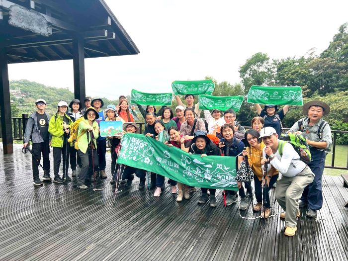 新北第二波微笑山線大縱走即起線上報名 17 《圖說》第一波活動參與者手持活動旗幟與標誌,紀錄此次健行成果。〈觀光局提供〉