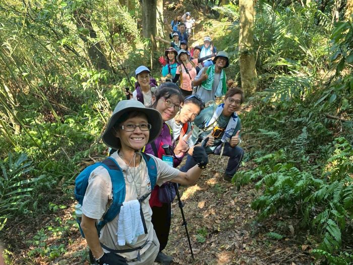 新北第二波微笑山線大縱走即起線上報名 18 《圖說》參與者隊伍精神奕奕,展現健行途中互相鼓勵的熱情與活力。〈觀光局提供〉