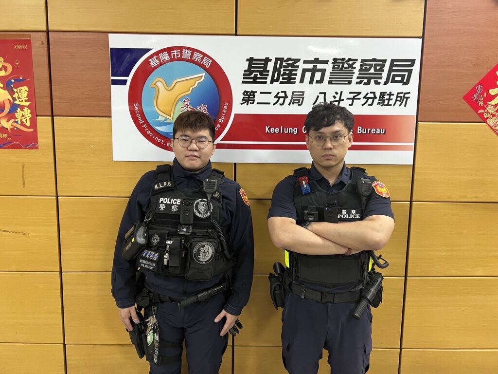 女受困電梯 警消到場協助脫困 22 1764140768707