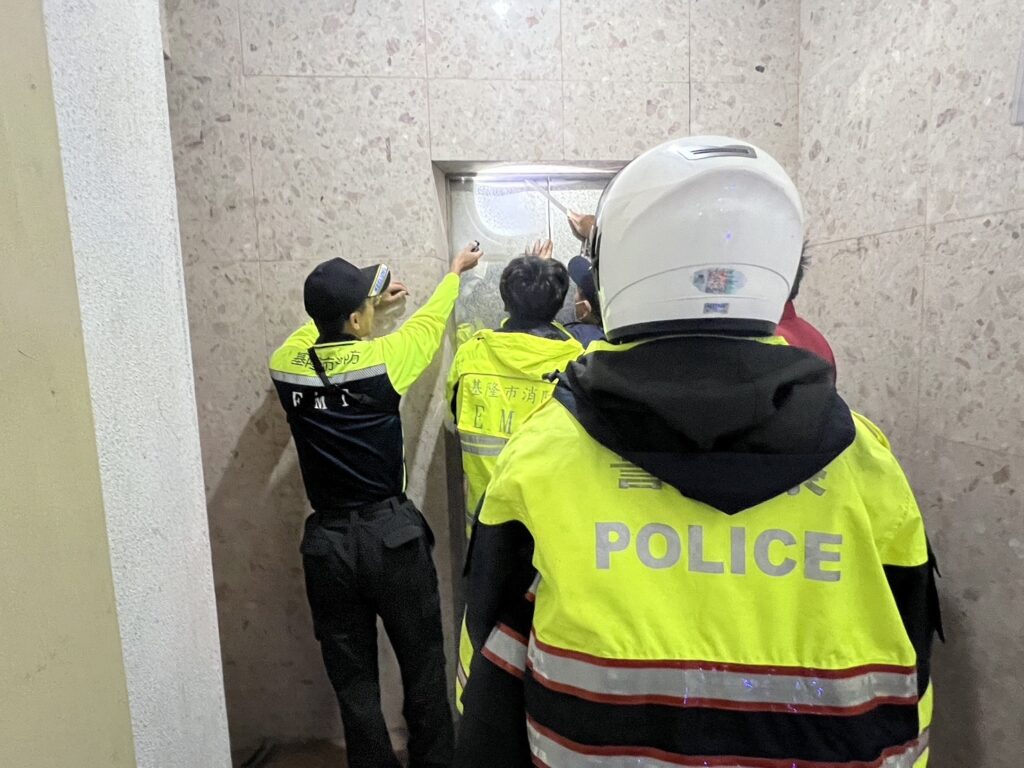 女受困電梯 警消到場協助脫困 23 1764140765391