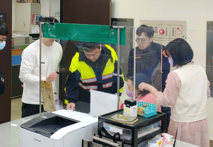 開發有力守護到位 新北地政打詐績效卓越16連霸 24 《圖說》新北地政與警方緊密合作,地所發現疑似詐騙案件時警方會迅速到場了解。〈地政局提供〉