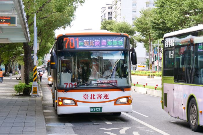 新北耶誕城人潮不斷 搭大眾運輸最便捷省時 22 《圖說》行經耶誕城部分公車的車頭 LED 會顯示「行經新北歡樂耶誕城」,方便民眾辨識。〈交通局提供〉