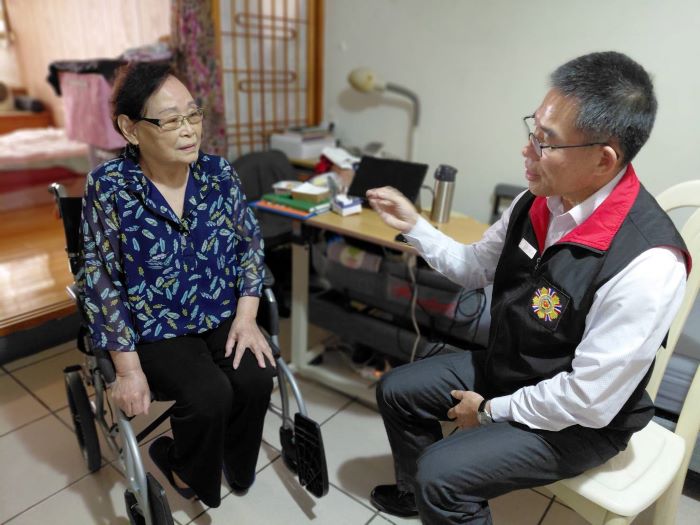 天候趨寒探訪榮民眷 黃信仁轉達退輔會關懷、叮嚀防詐 22 《圖說》黃信仁提醒長者最近普發一萬元,除要注意各種詐騙手段外,勿將存摺、印章密碼等資料交予他人保管,以防錢財遭騙取。〈臺北市榮服處提供〉