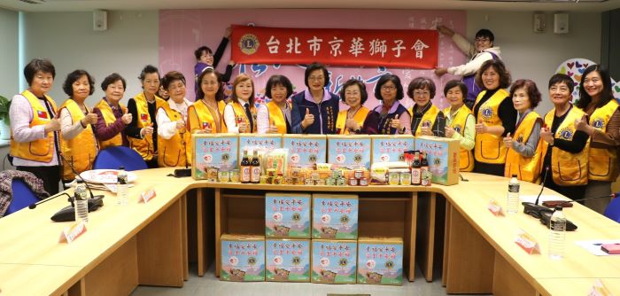善的循環思前緣 京華獅子會贈新北偏鄉平安箱 27 《圖說》國際獅子會300 A-2區台北市京華獅子會今日再度響應新北好日子愛心大平台,捐贈200箱「區里平安箱」給新北市。〈社會局提供〉