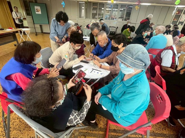 跨越世代樂學科技 八德榮家長輩手機輕鬆學 33 《圖說》八德榮家替代役為住民長輩悉心說明手機各項功能。〈八德榮家提供〉