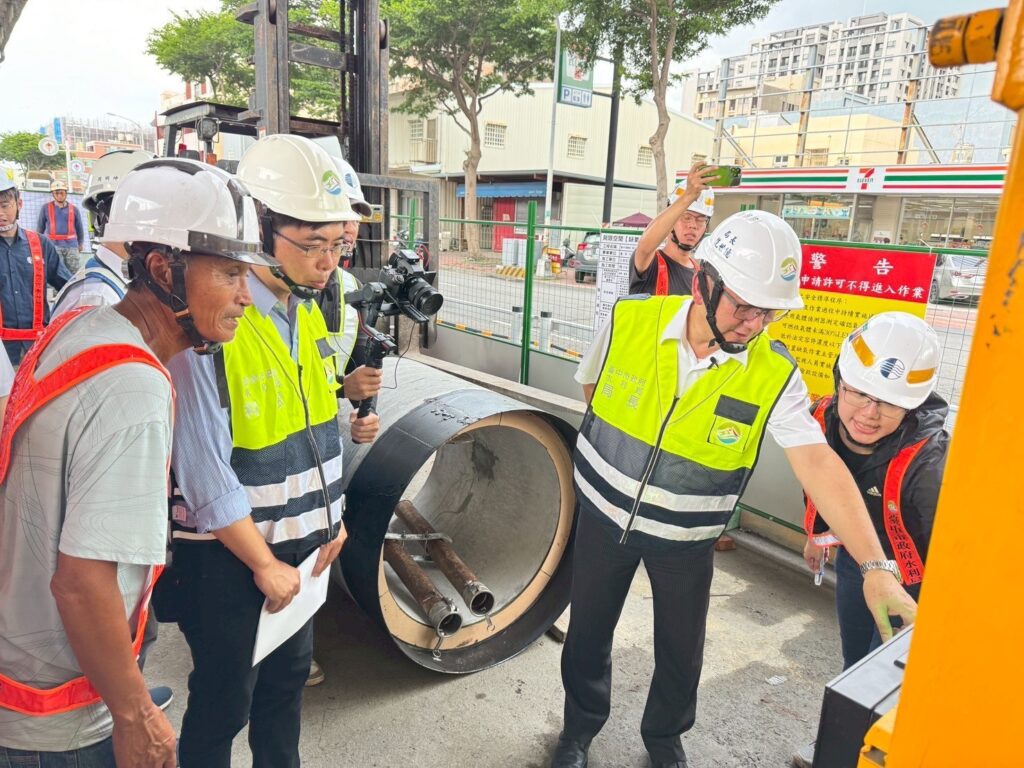 落實職安八化邁向工安最佳化 中市水利局榮獲「金安獎」肯定 44 %E6%B0%B4%E5%88%A9%E5%B1%80%E5%B7%A5%E7%A8%8B%E6%96%BD%E4%BD%9C%E7%A7%89%E6%8C%81%E3%80%8C%E4%BB%A5%E5%8B%9E%E5%B7%A5%E7%82%BA%E6%9C%AC%E3%80%8D%E7%9A%84%E6%A0%B8%E5%BF%83%E5%83%B9%E5%80%BC%EF%BC%8C%E5%B0%8A%E9%87%8D%E6%AF%8F%E4%BD%8D%E5%8B%9E%E5%B7%A5%E7%9A%84%E7%94%9F%E5%91%BD%E8%88%87%E8%B2%A1%E7%94%A2%E5%AE%89%E5%85%A8%EF%BC%8C%E6%89%BF%E8%AB%BE