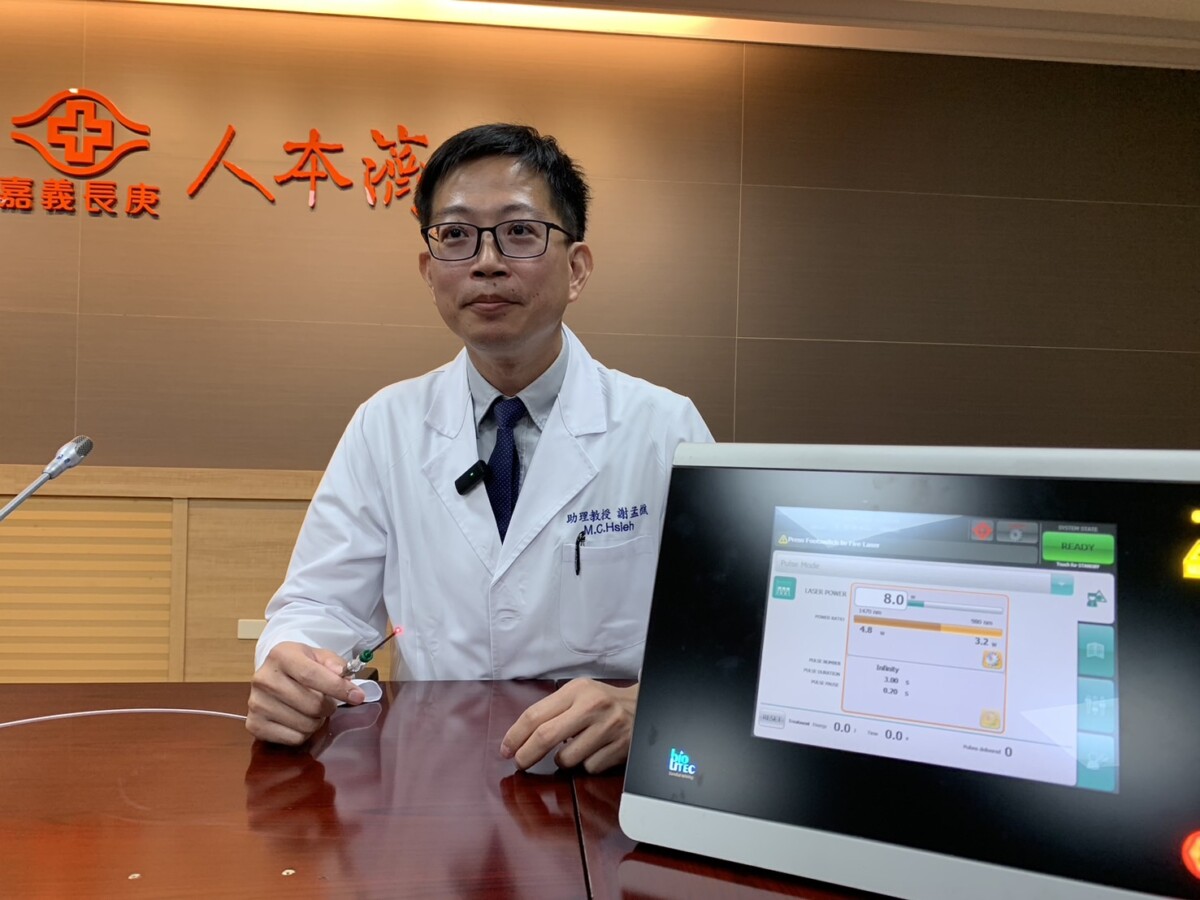 謝孟樵醫師簡報說明新引進「雷射痔瘡消融手術」與「組織凝集儀痔瘡切除手術」兩項微創技術，推動痔瘡治療新策略。（圖/記者陳惲朋攝）