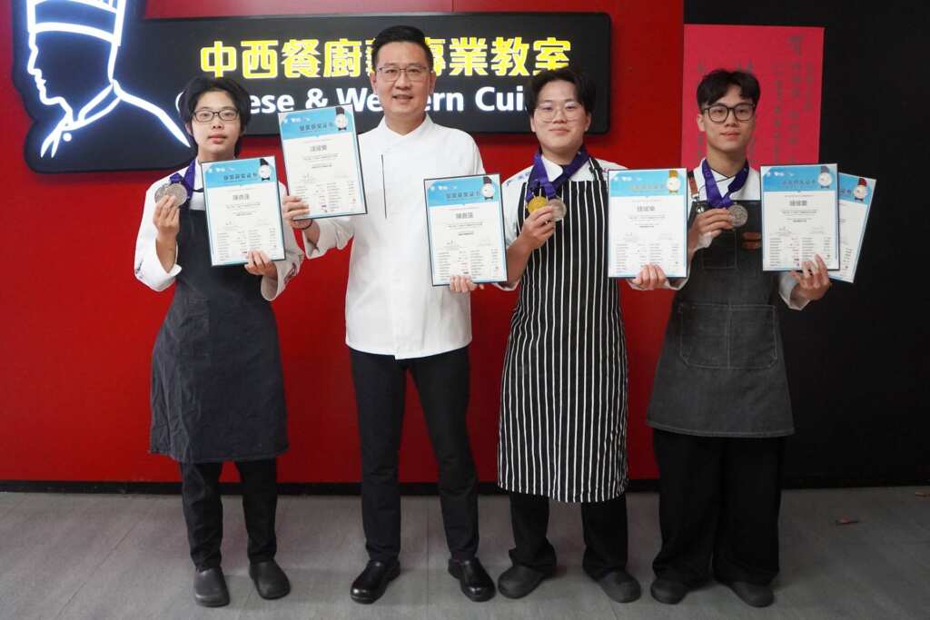 ▲大葉大學餐旅系彭建治老師(左二)指導選手在FHC烹飪賽勇奪1金4銀1銅。(記者林明佑翻攝)
