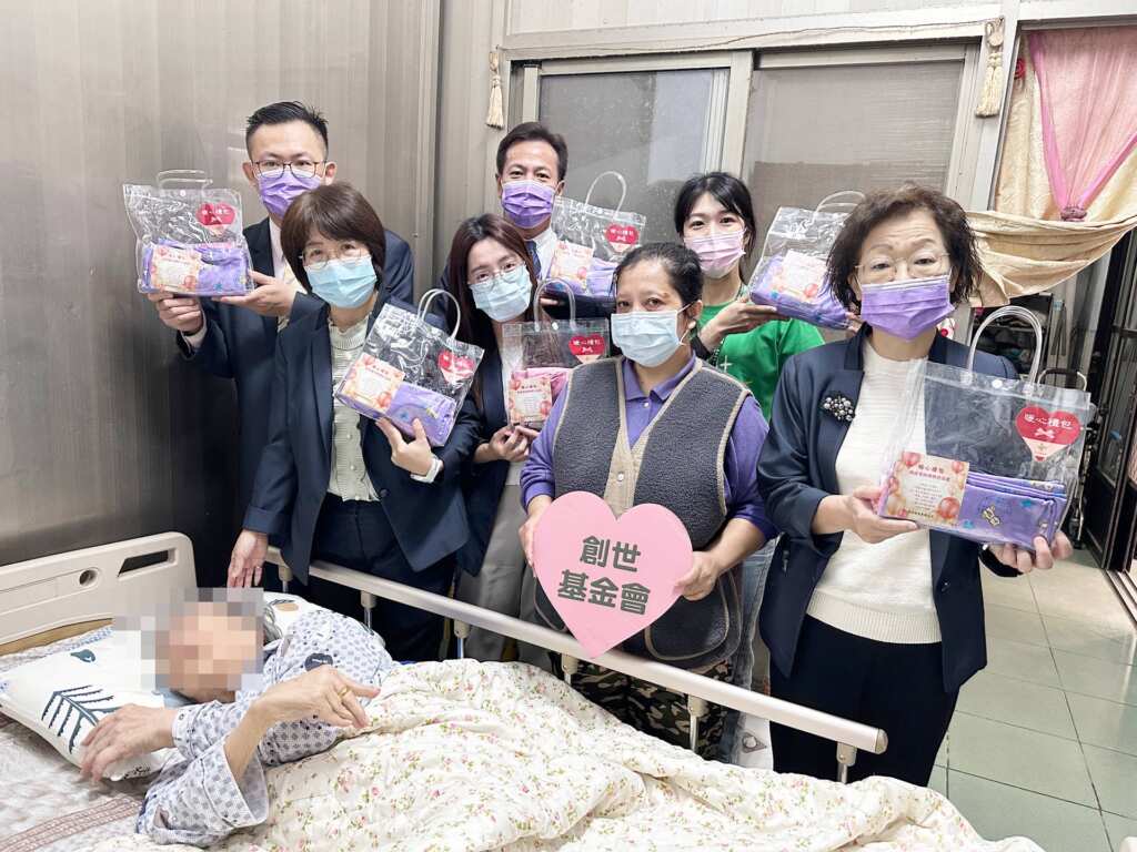 ▲創世基金會在邁向第40年之際,創世義工特別製作「暖心禮包」,由長期投入公益的南山人壽文揚通訊處黃歆茹處經理代表,將集結愛與關懷的禮包,親自送至植物人家中。(圖/創世基金會提供)