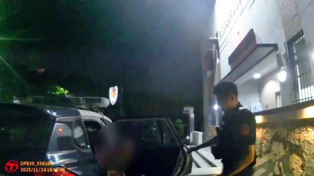 ▲鹿港翁領普發金迷途累癱街頭，彰化暖警即時援助聯絡家屬平安帶回。（圖／彰化警方提供）