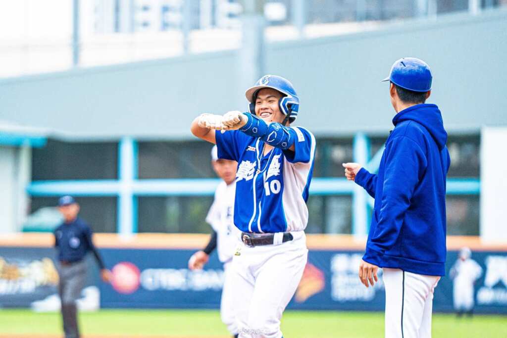 ▲彰藝高中棒球隊隊長趙令祐於延長賽安打拿下第三分。(圖/彰化縣政府提供)