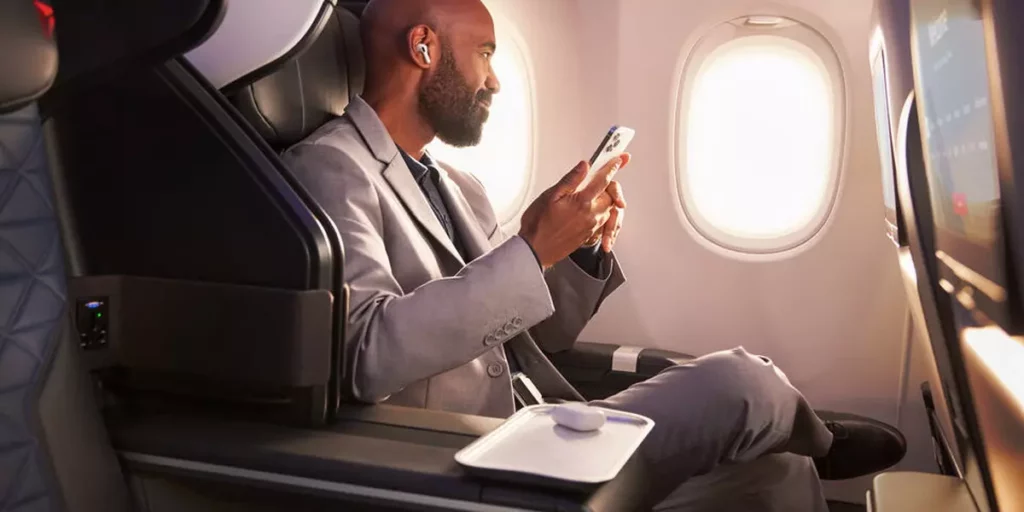 「Fly Delta App」讓旅客可在飛行途中即時管理航班資訊、調整行程並保持無縫連接,是達美“最佳航空 App”殊榮的亮點之一
