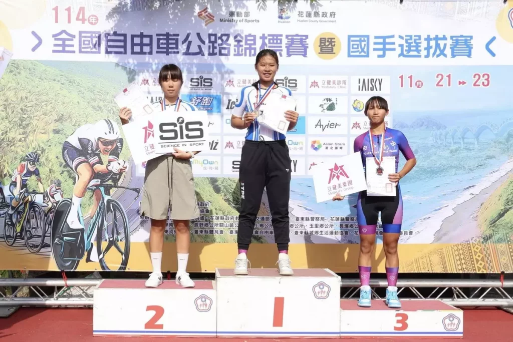 計時賽 女子青年組:楊喬卉(中)、劉恩秀(左)、游佩璇(右)