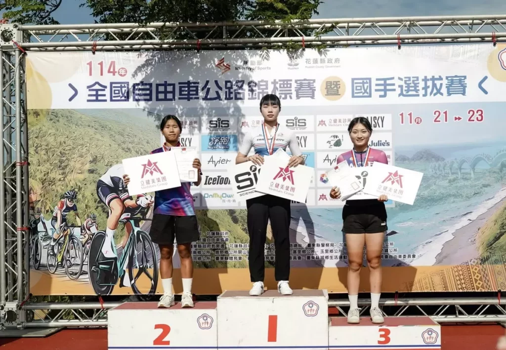 計時賽 女子U23組 :朱芷儀(中)、黃文欣(左)、溫彩彤(右)