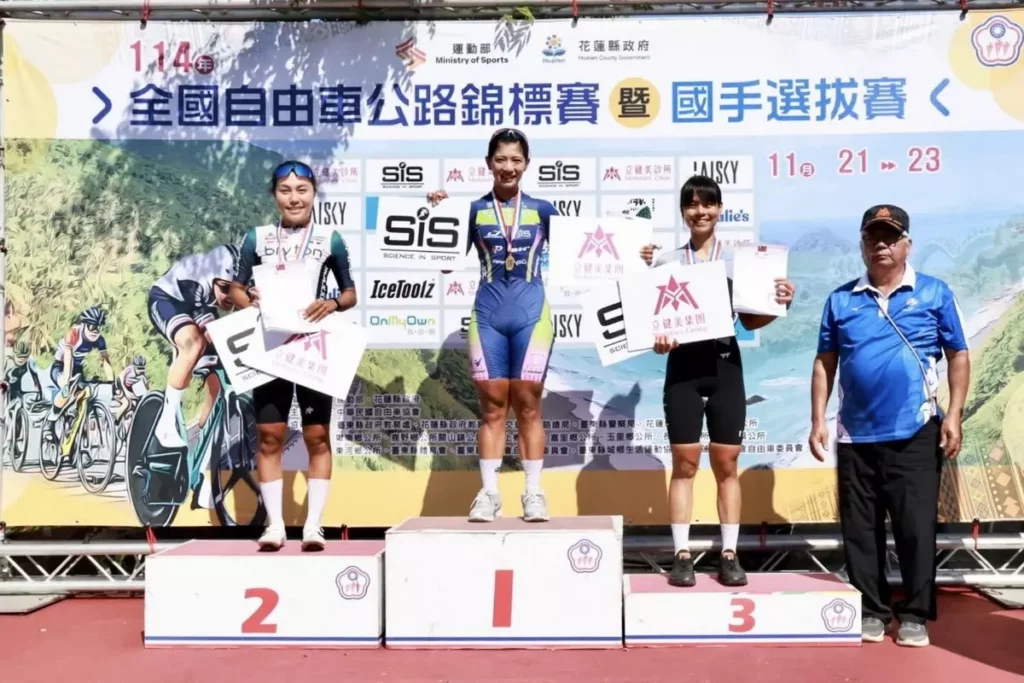 公路賽 女子菁英組:黃亭茵(中)、邱聖芯(左)、許書瑋(右)