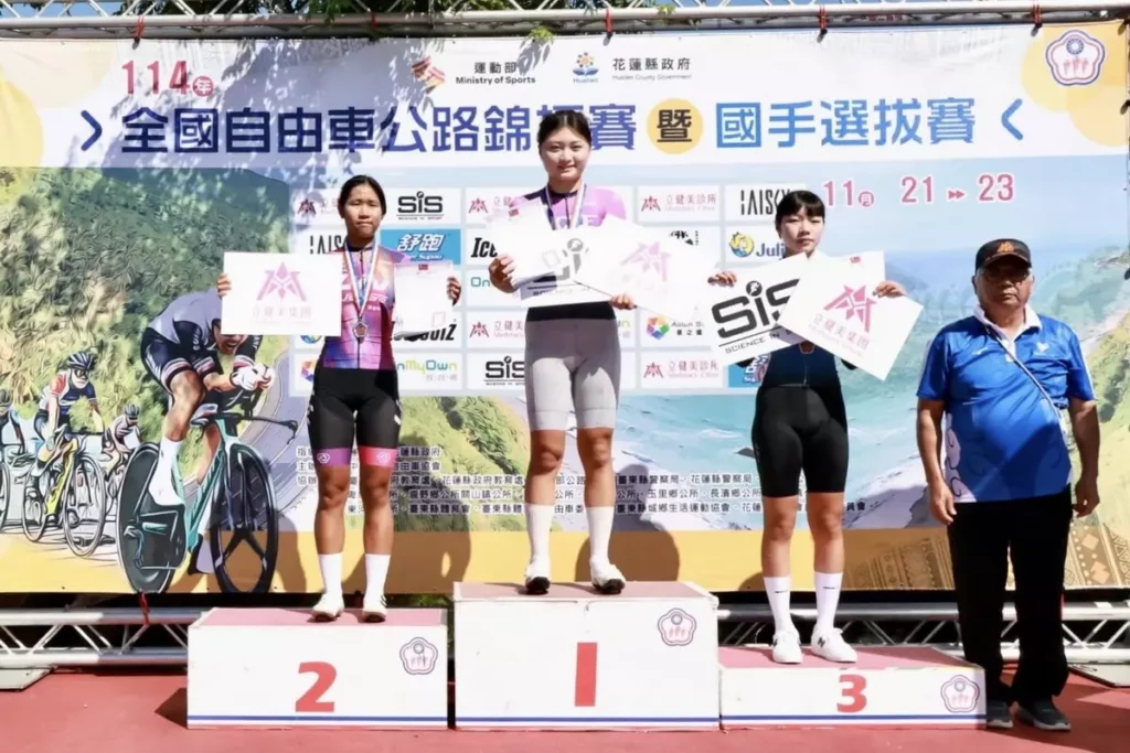 公路賽 女子U23組:溫彩彤(中)、黃文欣(左)、朱芷儀(右)