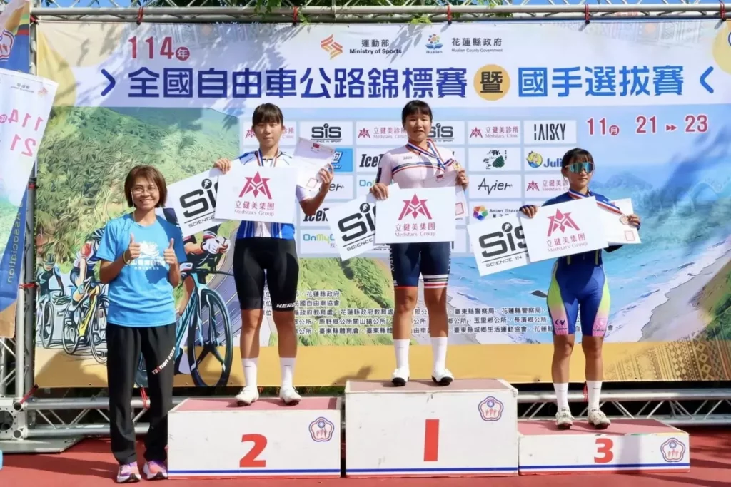 公路賽 女子青年組:陳妍衣(中)、劉恩秀(左)、陳則寧(右)