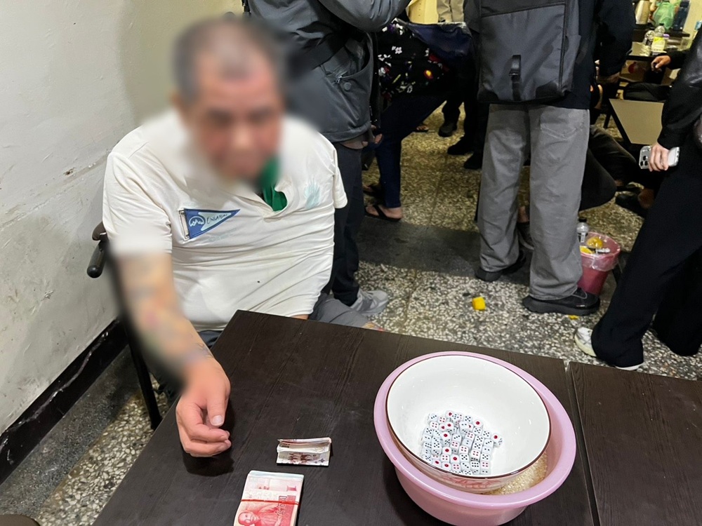 無照茶室涉兼營賭場 警攻堅逮10人查扣賭資逾150萬元 249 cnews204251226a06
