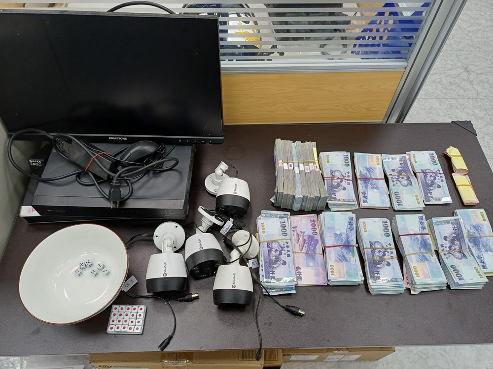 無照茶室涉兼營賭場 警攻堅逮10人查扣賭資逾150萬元 250 cnews204251226a05