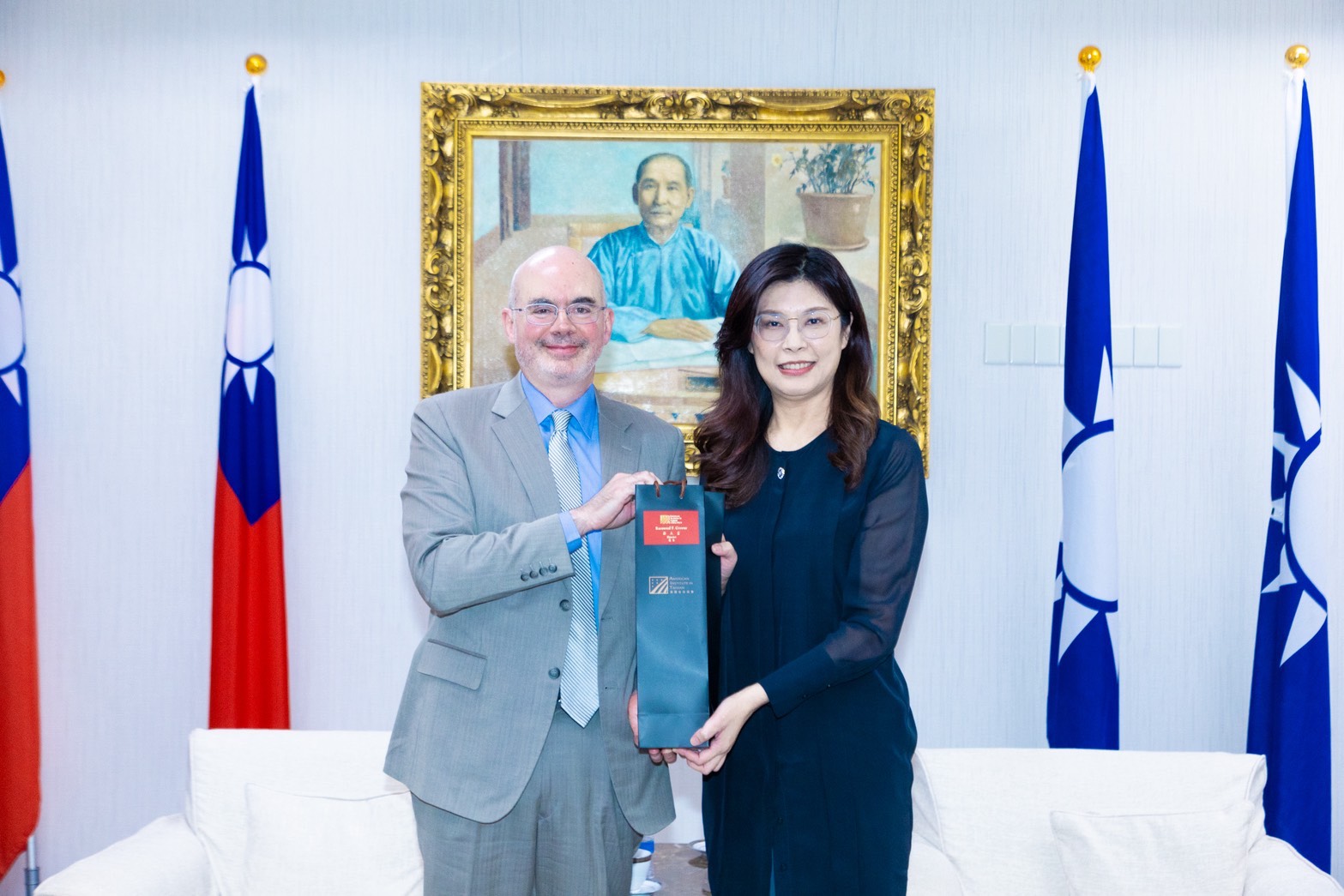 鄭麗文頻見駐台代表撇紅? 藍委揭「政論節目播一半關切電話就來」 250 鄭麗文頻見駐台代表撇紅? 藍委揭「政論節目播一半關切電話就來」 249