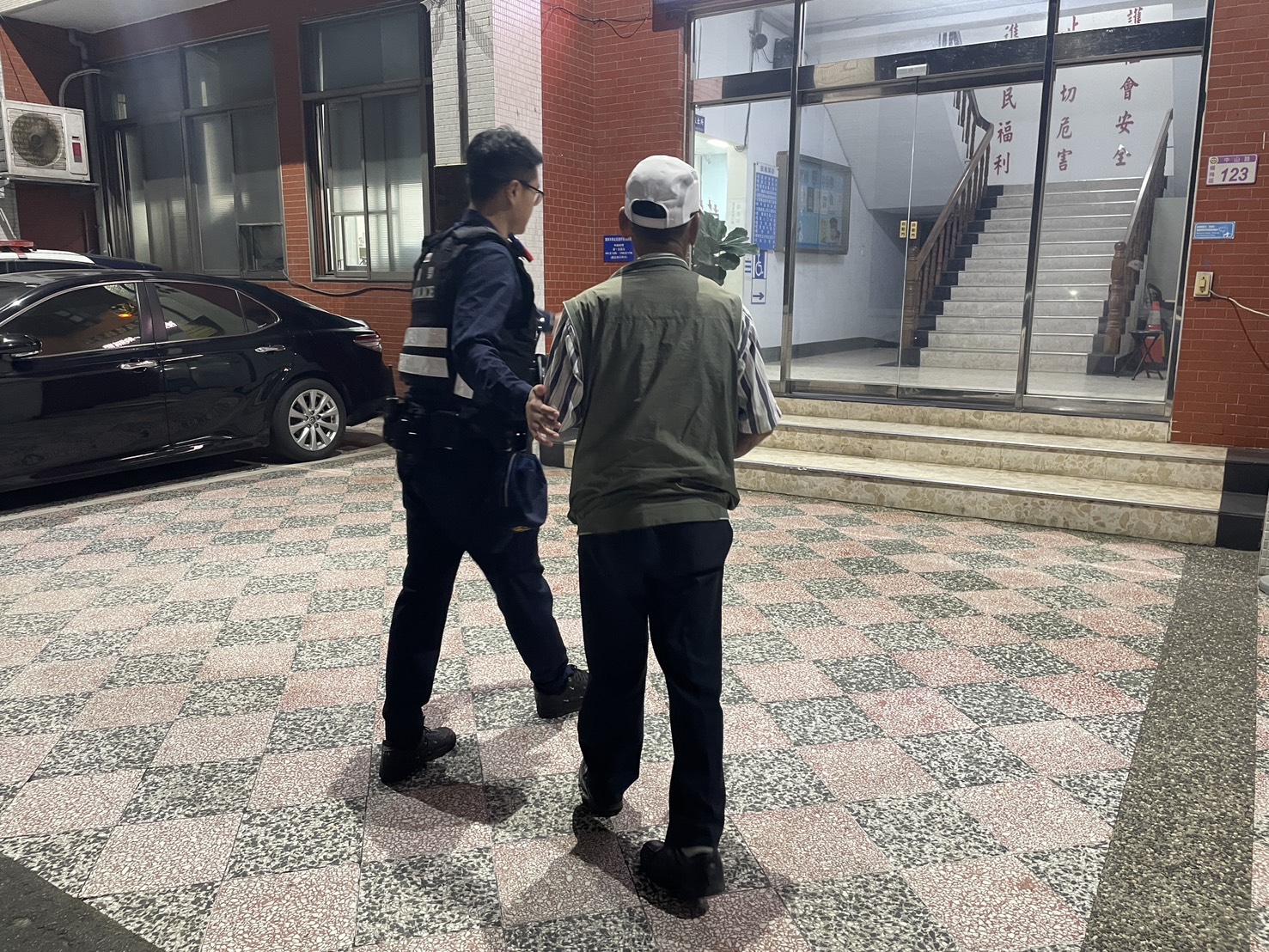 老翁迷途50公里深夜徘徊楊梅台1線 員警暖心送他返家 S 77529140 0