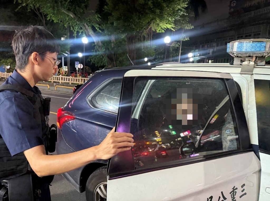 員警將婦人平安護送返家。(記者李健興翻攝)