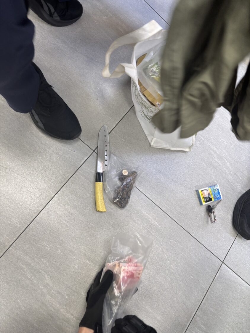 何男先是於廣州路超商持刀行搶,接著又在中北路賣場故技重施,共得一芭樂汁、洋菸與現金新台幣1萬元。(記者翻攝)