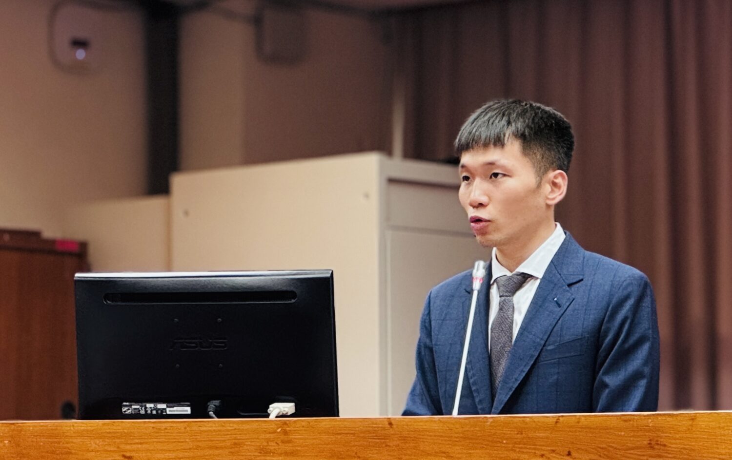 李洋透露，今年已親自贊助六位羽球選手，希望以行動帶動更多民間支持。(圖／葛如鈞國會辦公室)