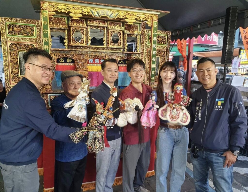 士林區義信里里長許立丕日前邀請國寶級大師陳錫煌傳統掌中劇團於慈諴宮演出，受到熱烈迴響。(翻攝畫面)