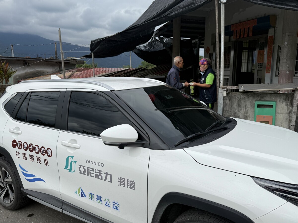 ▲亞尼活力捐贈一粒麥子基金會一輛社區服務車,讓偏鄉長者可以吃到熱騰騰的餐食。