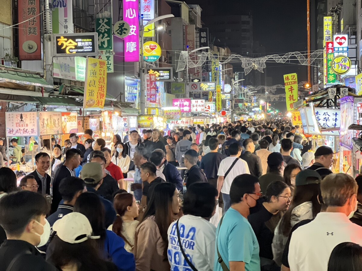 ▲高雄演唱會紅利持續延燒,六合夜市業績翻倍、國際旅客湧入掀觀光熱。