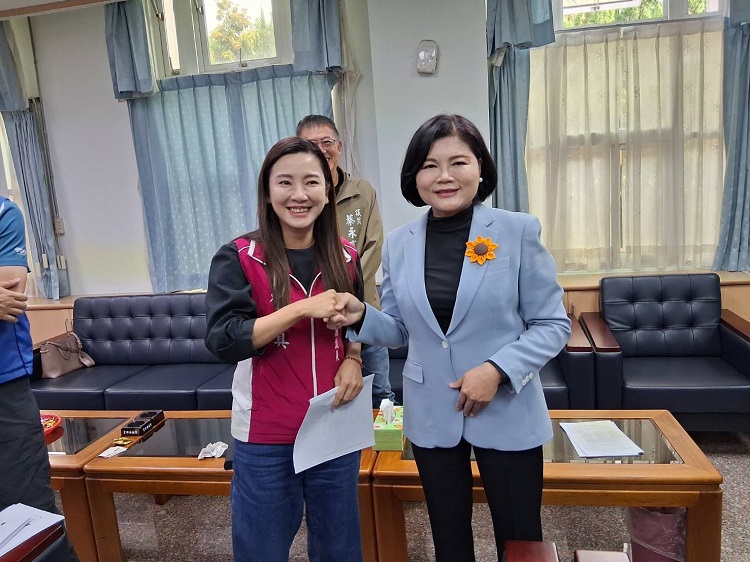 ▲縣長張麗善(右)與民進黨團總召縣議員蔡孟真(左)在議會黨團辦公室洽談融洽。(記者劉春生攝)