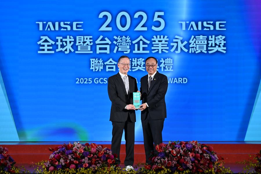 ▲臺灣港務公司榮獲2025第十八屆TCSA台灣企業永續獎「永續報告金獎」及「永續單項績效-透明誠信領袖獎」,由簡又新大使(左)授獎,由港務公司周永暉董事長(右)受獎。