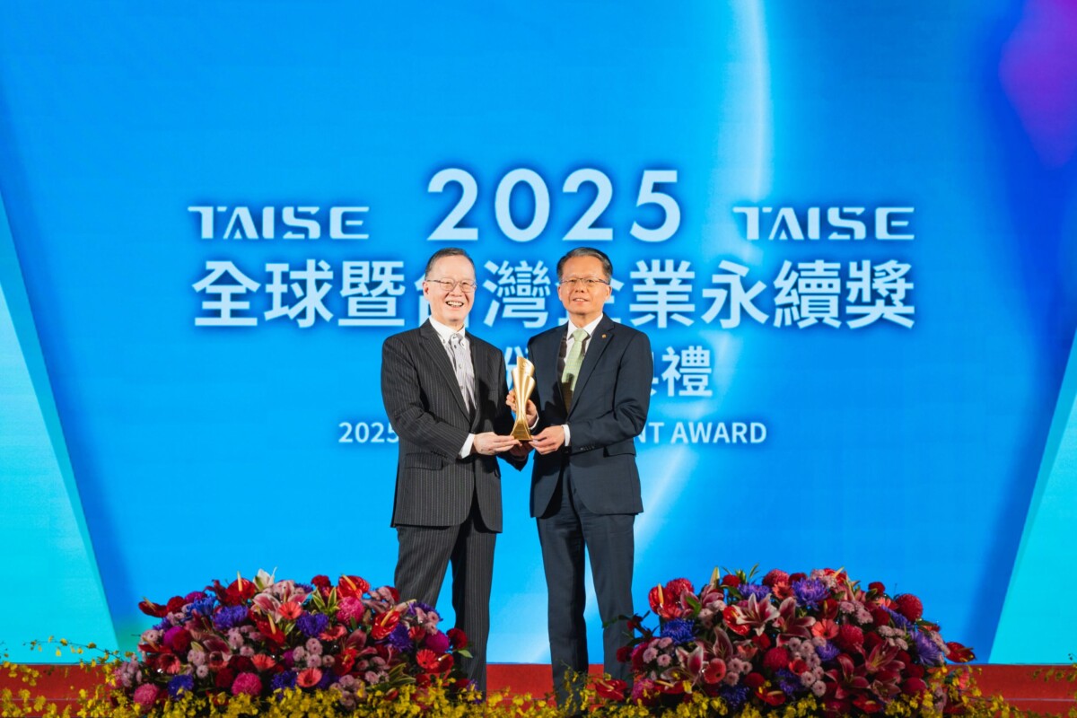 ▲長榮航空今(26)日於財團法人台灣永續能源研究基金會主辦之「2025第八屆全球企業永續論壇暨聯合頒獎典禮」中,獲頒「全球企業永續獎(GCSA)」《永續報告書獎–銀獎》及「台灣企業永續獎(TCSA)」《永續綜合績效類–台灣百大永續典範企業獎》等七項大獎,由財團法人台灣永續能源研究基金會董事長簡又新大使(左)頒獎給長榮航空孫嘉明總經理(右)。