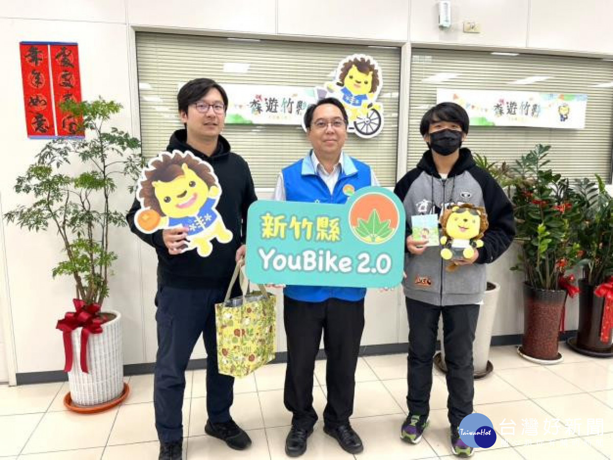 王同學與王爸爸一起受獎，王同學(右1)是第4,999,999位。