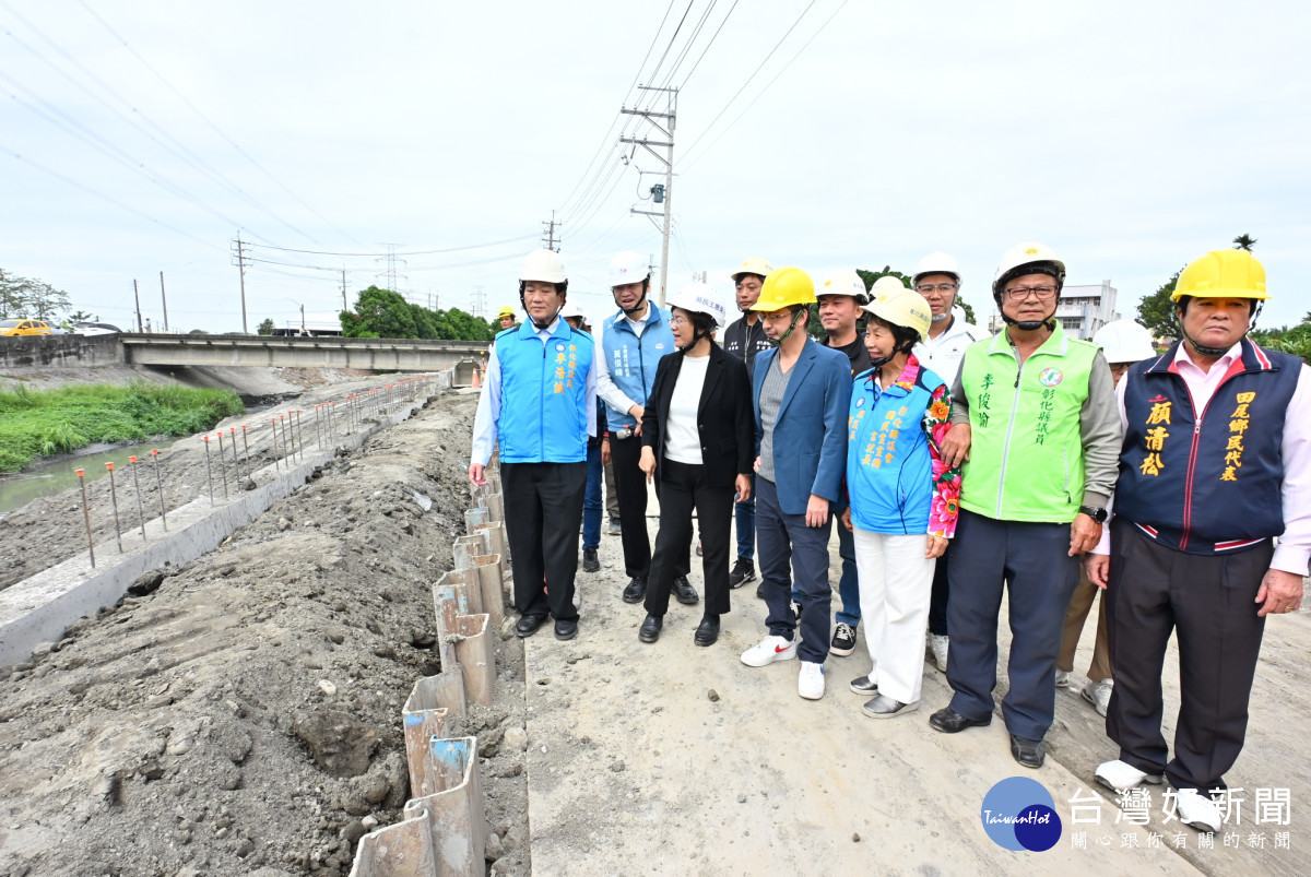 王惠美勘查清水溪正義橋坍塌現場，縣府投入3,842萬加速修復。圖／記者鄧富珍翻攝