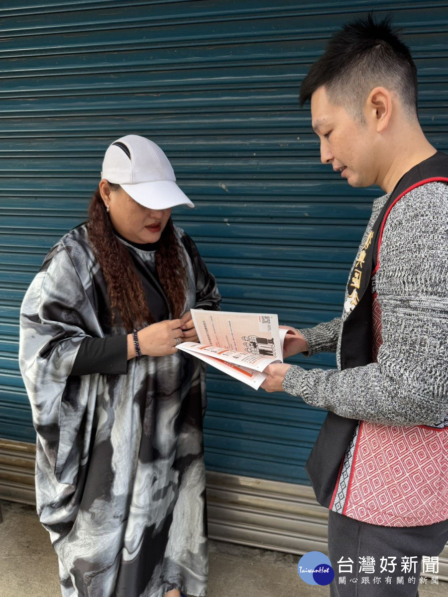 復興區公所發放《全民安全手冊》至各里家戶。<br /><br /> <br /><br />
