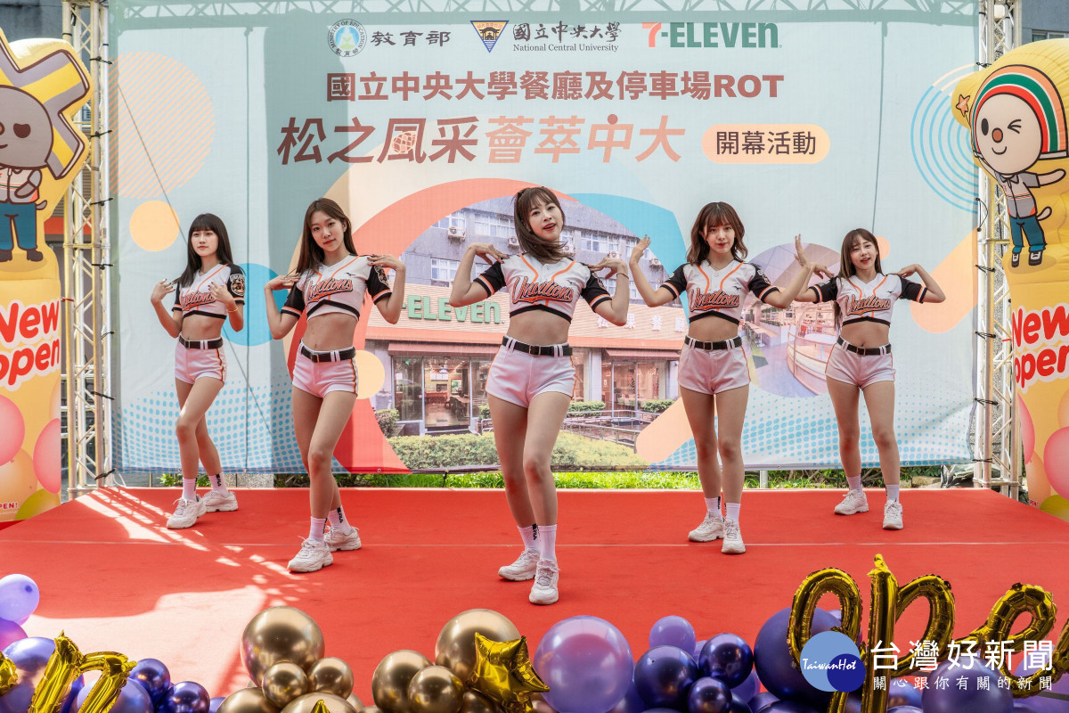 統一獅啦啦隊現場應援,象徵校園空間轉型與創新服務的新里程。