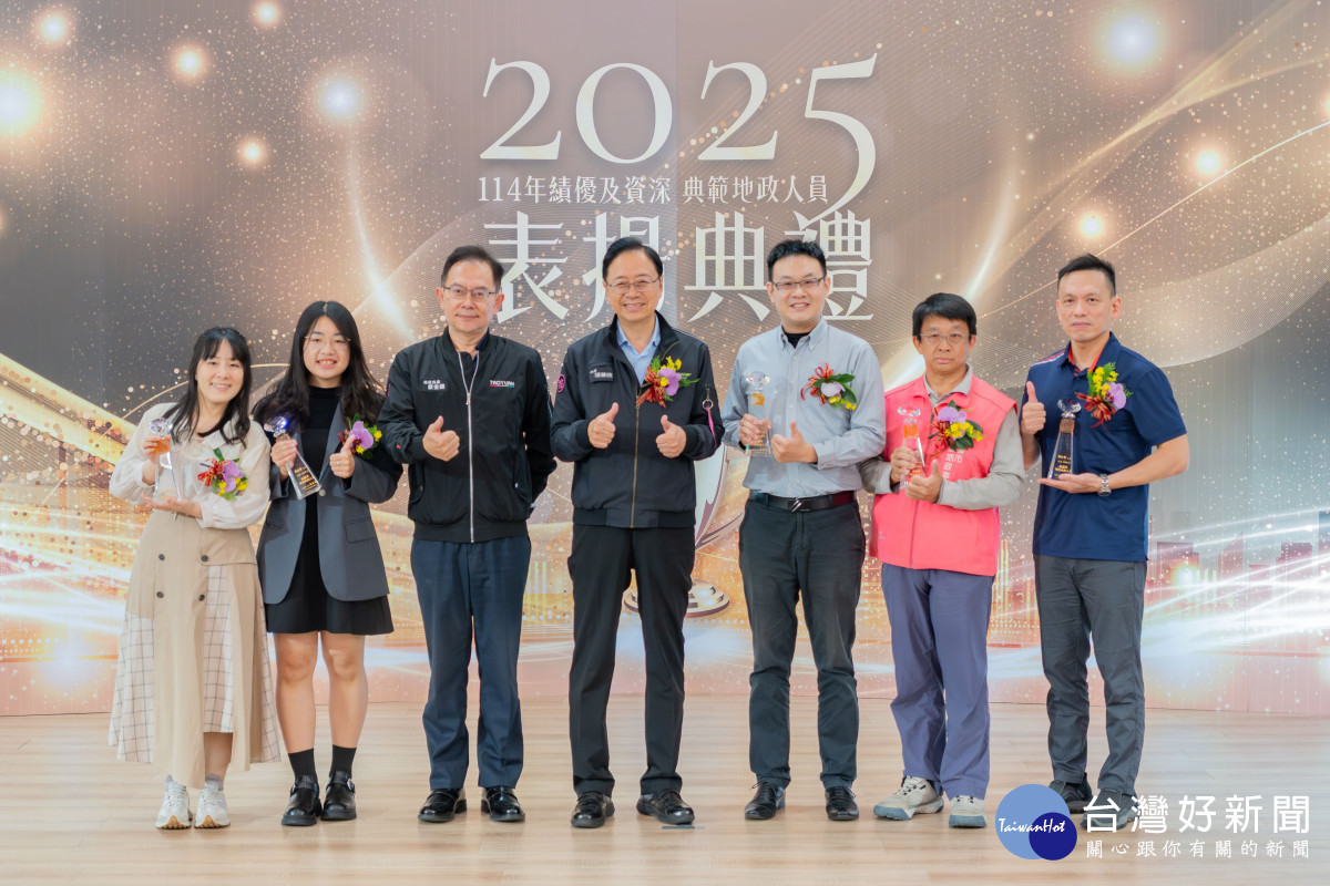 張市長表揚績優地政人員並合影。