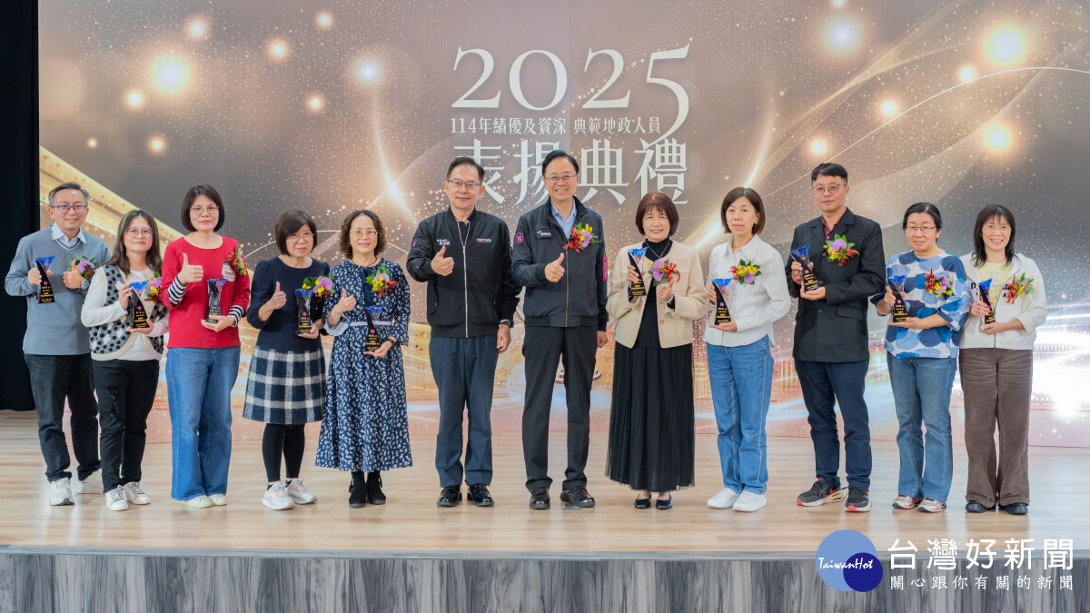 張市長表揚資深典範地政人員並合影。