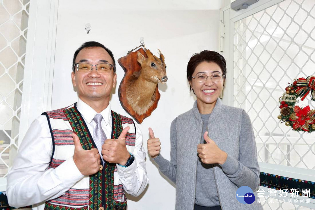 潭南國小校長許振家並與許縣長共同在新教室掛起布農崇高象徵的山羌標本，為典禮劃下圓滿句點。（縣府提供）<br /><br /> <br /><br /> 