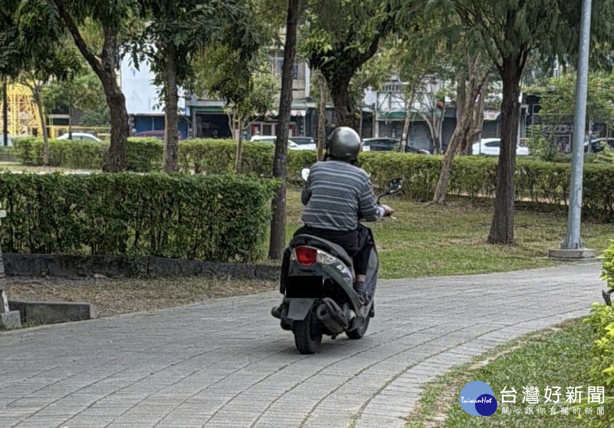 民眾騎機車直闖公園，無視禁止標示／陳致愷翻攝