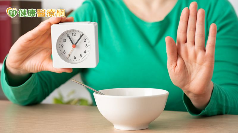 「手術前禁食」一定要嚴格遵守?醫:當心「偷吃偷喝」變致命風險!