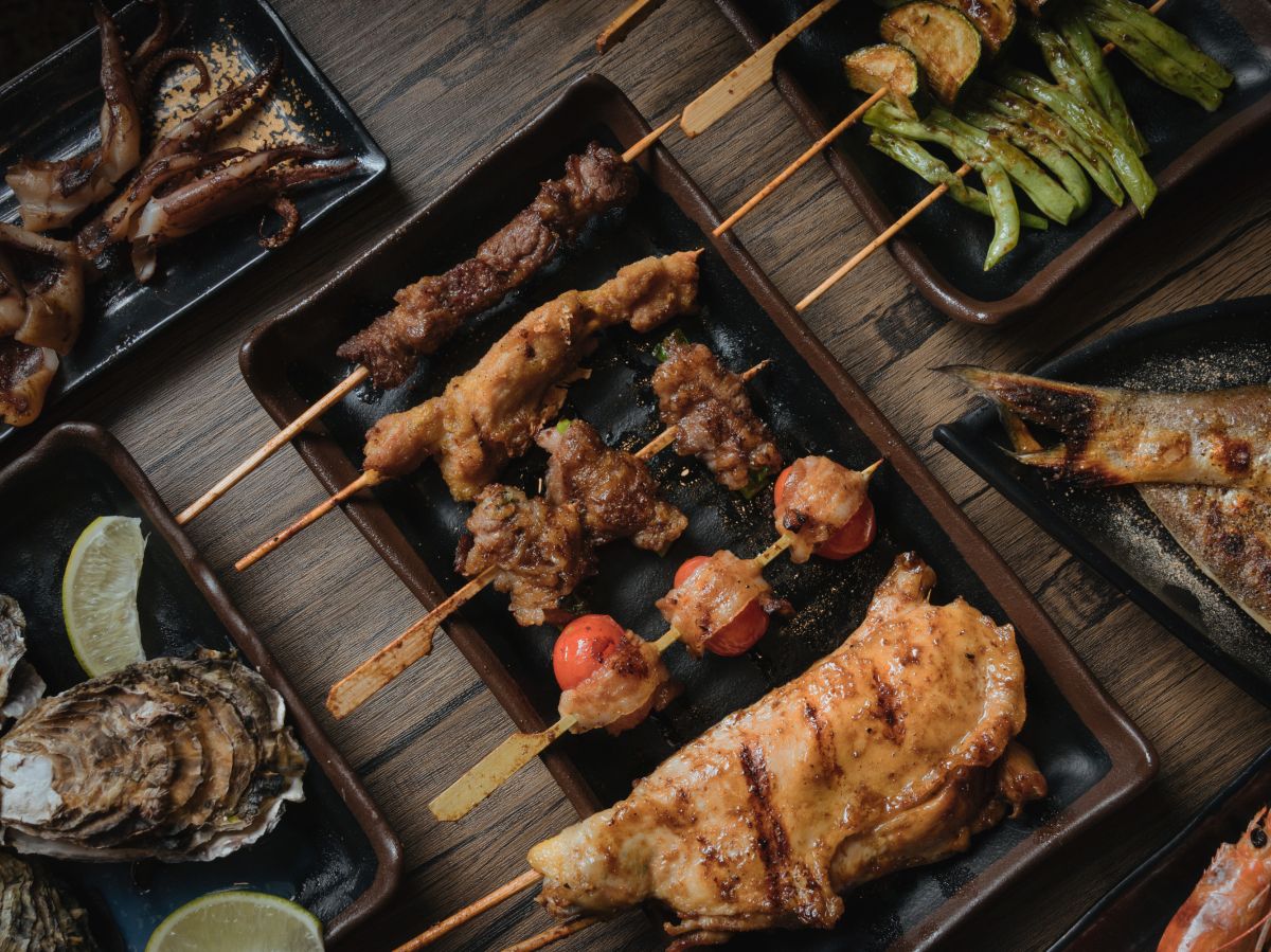 圖/柒息地以多樣化串燒、鍋物與小食著稱,品項豐富能滿足不同族群的聚餐需求。(柒息地提供)