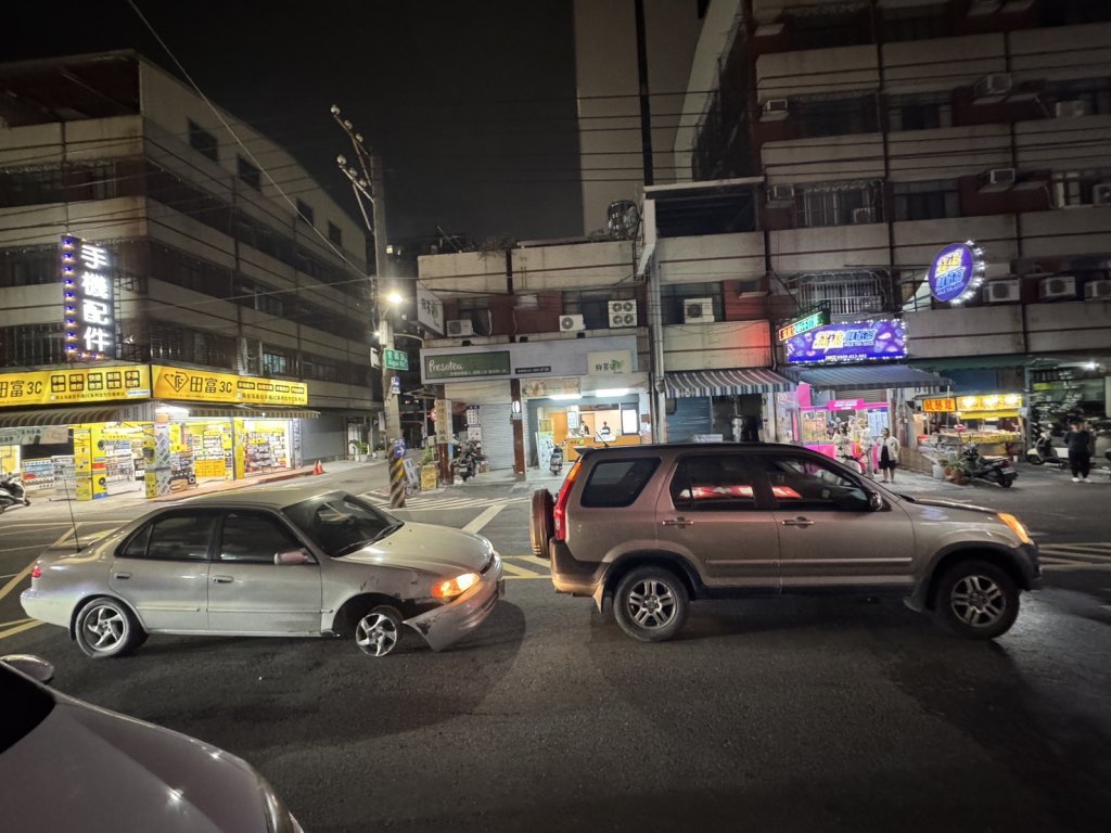 前輪脫落還上路!高雄男深夜追撞停等紅燈車