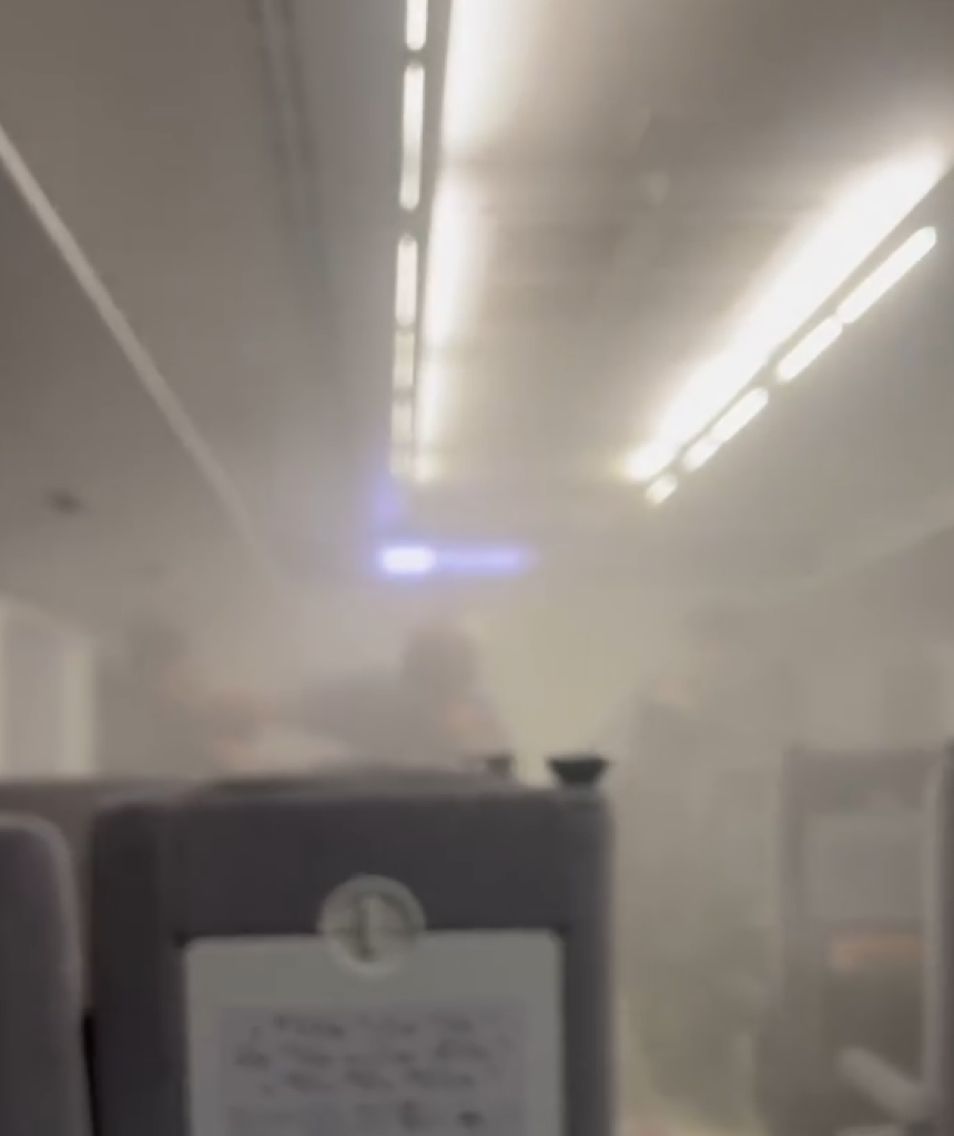 台鐵狂客!自強號車廂內噴滅火器遭旅客壓制 直擊民眾:是要多幸運才能看到這個場景