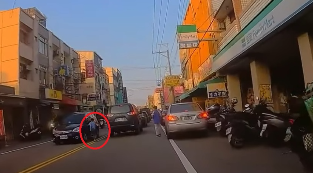 驚險!梧棲男童馬路亂跑險被撞 網友:父母不管、龍巖會館