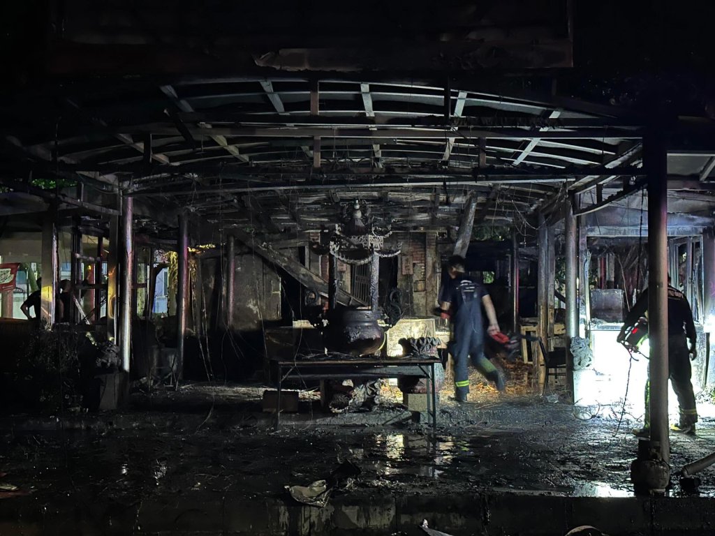 深夜火光照亮街頭 台中西區25年土地公廟突發火警 爆裂聲嚇壞居民
