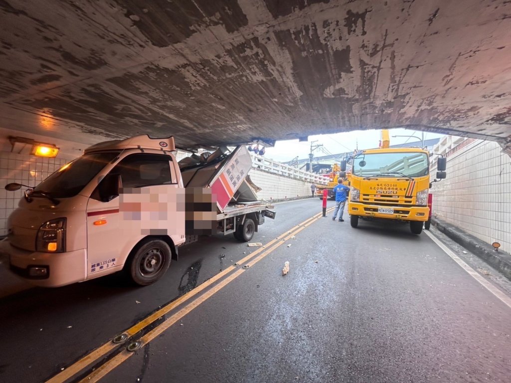 小貨車載「蛋」爆卡關!26m車斗硬闖限高2.2公尺地下道-撞擊畫面曝