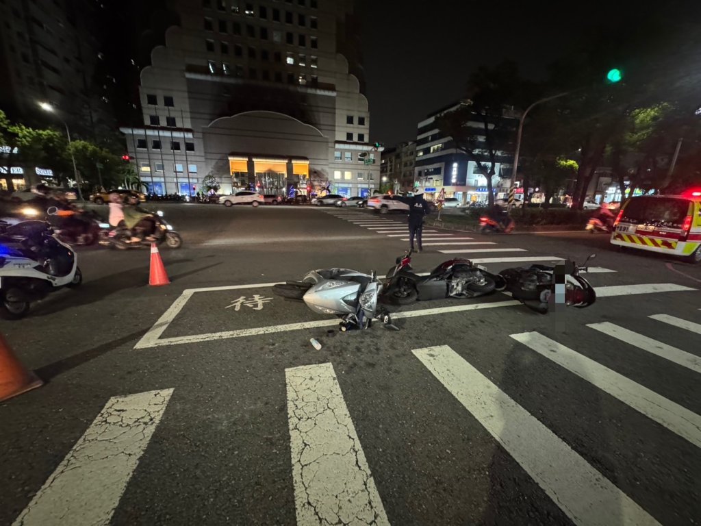 連環撞!-老翁擦撞同向騎士-波及待轉機車-肇事者倒地慘被車壓　